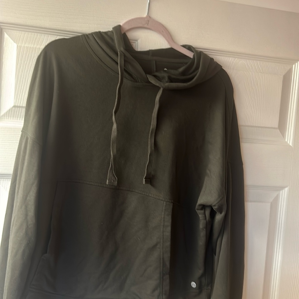 Women’s dark green workout top hoodie